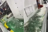 Mar revolto invade ferry-boat, quase arrasta motos e passageiros vivem momentos de pânico; assista vídeo