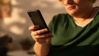 Apoiar o celular no mindinho pode estar deixando sua mão torta, e isso pode ser irreversível