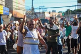 Moradores protestam contra a PM após enterro de jovem morta na Engomadeira: ‘Assassinos’