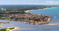 Destino turístico famoso da Bahia começa a cobrar taxa para veículos; valores chegam a R$ 90 por dia