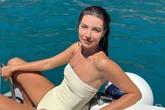 Em férias na Itália, Alanis Guillen faz registro em passeio de barco