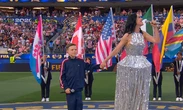 Quem é o menino que emocionou ao cantar de mãos dadas com Katy Perry na abertura da Copa; os dois têm uma ligação do passado
