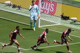 Algoz recente do Brasil, seleção avança como líder de grupo na Copa do Mundo