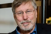 Frase do dia da Psicologia: 'Nem toda pessoa difícil é forte; muitas apenas aprenderam a sobreviver se protegendo de tudo' - a reflexão inspirada na obra de Bessel van der Kolk sobre trauma