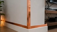 Colar fita de cobre na parede: para que serve e por que muitos têm utilizado esse truque em casa