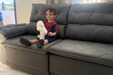 Menino de 2 anos compra sofá de quase R$ 2 mil, parcela em 10 vezes e família só descobre na entrega
