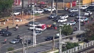 Acidente entre carro e moto deixa motociclista ferido na Av. ACM