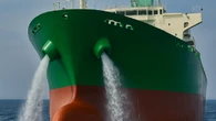 Por que navios despejam água no mar quando chegam perto da costa? Saiba