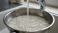 Lavar o arroz muda alguma coisa? O que a ciência descobriu sobre o hábito na cozinha