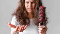 Queda de cabelo pode ser controlada com dieta? Especialistas explicam