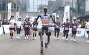 China anuncia primeira maratona entre robôs x humanos; entenda