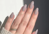 Greige? Nova cor de esmalte vira tendência e promete aposentar o nude clássico nas unhas