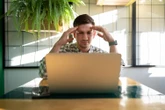Deixar o notebook na tomada o tempo todo faz mal para a bateria?
