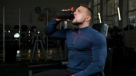 Usar melatonina antes do treino pode turbinar o crescimento muscular em até 157%, diz estudo