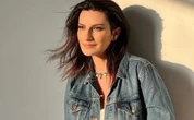 Laura Pausini revela segredo inusitado para manter a pele jovem aos 51 anos: 'Nunca fiz plástica'