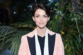 Vídeo mostra momento em que atriz Ruby Rose sofre queda em piscina e quebra várias costelas