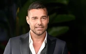 Ricky Martin faz selfie no espelho e deixa tatuagem íntima à mostra; amplie