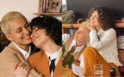 Casamento de filha de Débora Bloch com cantora reúne família e celebra amor em cerimônia íntima