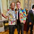 Macron se encanta com arte de Menelaw Sete e ganha blazer do artista durante jantar oficial na Bahia