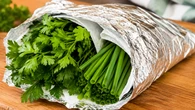 Caminha de papel-alumínio para a salsinha e a cebolinha: o que é e para que serve esse truque para vegetais frescos