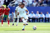 Demora em pênalti de Mbappé gera críticas na França e reação de Haaland