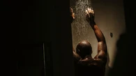 Banho no escuro antes de dormir para melhorar o sono: para que serve e o que a ciência diz sobre essa tendência que viralizou no TikTok