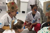 Rir pode reduzir em 32% o hormônio do estresse; projeto leva risoterapia a hospital da Bahia