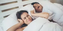 Quem ronca mais, homem ou mulher? Entenda se o problema tem solução