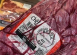 Mais da metade da carne vendida por gigante dos supermercados recebe avaliação negativa em investigação