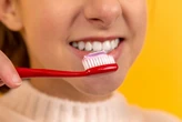 Sua escova de dentes pode fazer a gripe durar mais? Entenda quando é hora de trocá-la