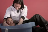 Qual a história por trás da foto de Lionel Messi dando banho em Lamine Yamal ainda bebê?
