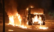 Morador de rua dorme com vela acesa em ônibus e fogo atinge oito carros