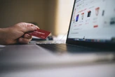 Peso do país de origem dos produtos cresce 17% e influencia 88% dos brasileiros nas compras, diz estudo