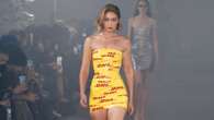 Paris Fashion Week Gigi Hadid stolpert in DHL-Klebeband-Kleid