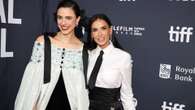 Look des Tages Stylisches Duo: Margaret Qualley und Demi Moore beim Filmfest in Toronto