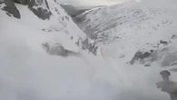 Gefährliche Aktion Knapp dem Tod entkommen: Skifahrer wird von Lawine mitgerissen – und seine Helmkamera filmt alles mit
