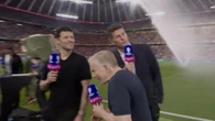 Nach dem EM Halbfinale Kerner, Gómez und Ballack flüchten vor "Rasensprenger-Attacke"