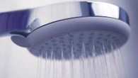 Schädliches Hausmittel Warum Sie den Duschkopf auf keinen Fall mit Essig reinigen sollten