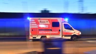 59-Jähriger stirbt vor Einkaufszentrum – Angehörige greifen Polizisten und Retter an