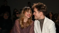 Werwolf in Hollywood Spieleabend bei Superstars: So skurril lernten sich Suki Waterhouse und Robert Pattinson kennen