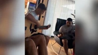 Kimmich, Volland und Gnabry – DFB-Stars schmettern Kult-Hit mit Gitarre