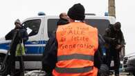 Berlin Straße blockiert, Weihnachtsbaum besprüht: Klimaaktivistin verurteilt