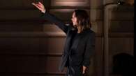 Victoria Beckham bei der Paris Fashion Week Promis und Familie feiern ihre Show