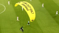 Greenpeace-Gleitflieger verletzt vor Anpfiff zwei Personen – DFB verurteilt die Aktion