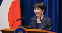 高市首相の黒バッグ特定でSNS反響。正体は“皇室御用達”ブランド、注文増で出荷「3カ月待ち」