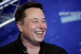 イーロン・マスク、55歳の誕生日は宇宙ケーキと巨大な剣でお祝い