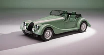 100年間、車に木製フレームを使い続けるモーガンとは…。中身はBMWの最新エンジン