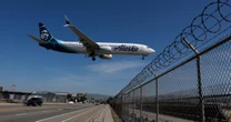 航空会社はジェット燃料の急騰コストの最大50%を負担している。アラスカ航空は依然としてプレミアム国際線に賭ける