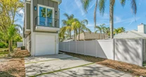 約9650万円で売り出された米フロリダ州の住宅地の隙間に建つ「幅3メートルの家」