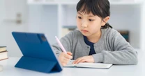 紙のノートとタブレット、暗記学習に向いているのはどっち？ 実験で明らかに